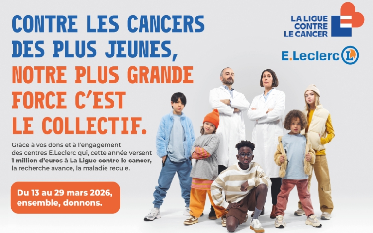 Une affiche de campagne caritative sur fond blanc uni. Au centre, un groupe composé de sept personnes pose avec sérieux : deux adultes en blouses blanches (type personnel médical ou chercheurs) se tiennent debout à l'arrière-plan, les bras croisés. Devant eux, cinq enfants et adolescents de différents âges et styles vestimentaires complètent le groupe.  En haut à gauche, le slogan est écrit en lettres capitales : « CONTRE LES CANCERS DES PLUS JEUNES, NOTRE PLUS GRANDE FORCE C'EST LE COLLECTIF. » (les deux premières lignes sont en bleu, les deux suivantes en orange).  Un texte informatif en noir précise : « Grâce à vos dons et à l'engagement des centres E.Leclerc qui, cette année versent 1 million d'euros à La Ligue contre le cancer, la recherche avance, la maladie recule. »  En bas à gauche, un cartouche orange indique les dates : « Du 13 au 29 mars 2026, ensemble, donnons. »  En haut à droite figurent les logos de La Ligue contre le cancer et de l'enseigne E.Leclerc.