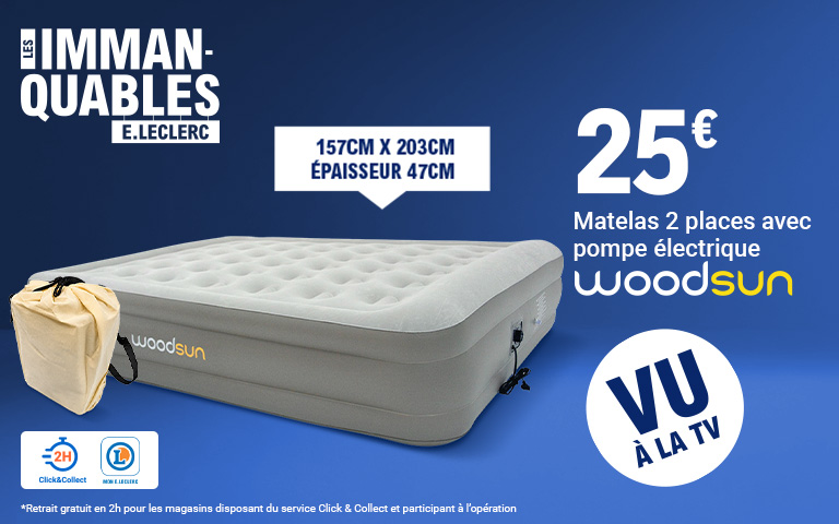 Publicité E.Leclerc "Les Immanquables" : Matelas gonflable 2 places avec pompe électrique intégrée de la marque Woodsun au prix de 25 euros. Dimensions : 157 cm par 203 cm, épaisseur 47 cm. Le visuel montre le matelas gonflé gris et son sac de transport beige sur un fond bleu, avec la mention "Vu à la TV". En bas, logos du retrait gratuit en 2 heures Click and Collect et du programme de fidélité "Mon E.Leclerc"