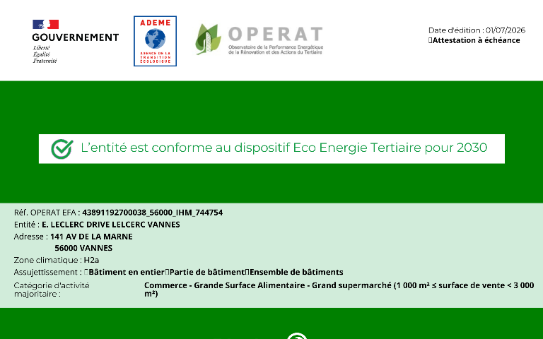 Attestation officielle de la plateforme OPERAT, avec les logos du Gouvernement français et de l'ADEME (Agence de la transition écologique) en haut à gauche. En haut à droite, la date d'édition est indiquée : 01/07/2026.  Au centre, un encadré blanc sur un grand fond vert affiche le message principal, accompagné d'une icône de validation (coche verte) : « L'entité est conforme au dispositif Eco Energie Tertiaire pour 2030 ».  La partie inférieure, sur fond gris, détaille les informations de l'établissement :  Réf. OPERAT EFA : 43891192700038_56000_IHM_744754  Entité : E. LECLERC DRIVE LELCERC VANNES  Adresse : 141 AV DE LA MARNE, 56000 VANNES  Zone climatique : H2a  Assujettissement : Bâtiment en entier  Catégorie d'activité majoritaire : Commerce - Grande Surface Alimentaire - Grand supermarché (1 000 m² ≤ surface de vente < 3 000 m²)