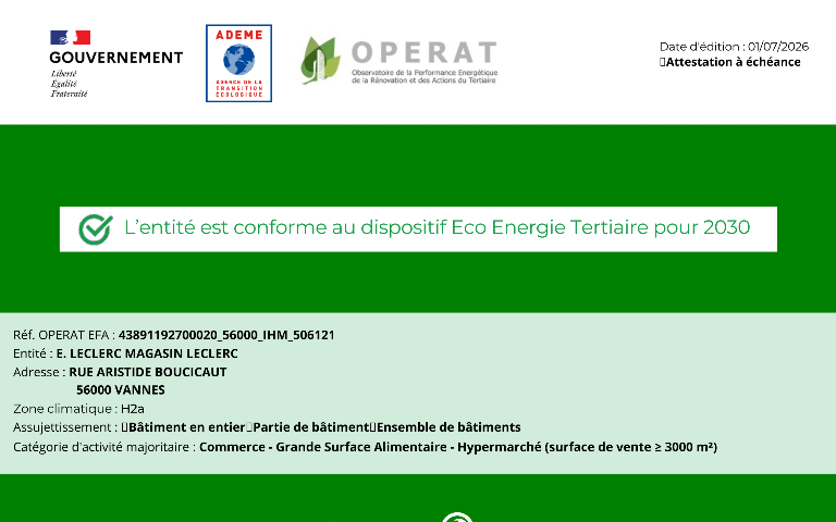 Attestation officielle de la plateforme OPERAT, avec les logos du Gouvernement français et de l'ADEME (Agence de la transition écologique) en haut à gauche. En haut à droite, la date d'édition est indiquée : 01/07/2026.  Au centre, un encadré blanc sur un grand fond vert affiche le message principal, accompagné d'une icône de validation (coche verte) : « L'entité est conforme au dispositif Eco Energie Tertiaire pour 2030 ».  La partie inférieure, sur fond gris, détaille les informations de l'établissement :  Réf. OPERAT EFA : 43891192700020_56000_IHM_506121  Entité : E. LECLERC MAGASIN LECLERC  Adresse : RUE ARISTIDE BOUCICAUT, 56000 VANNES  Zone climatique : H2a  Assujettissement : Bâtiment en entier  Catégorie d'activité majoritaire : Commerce - Grande Surface Alimentaire - Hypermarché (surface de vente ≥ 3000 m²)